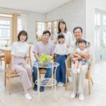 ３世代の家族が集まっている写真